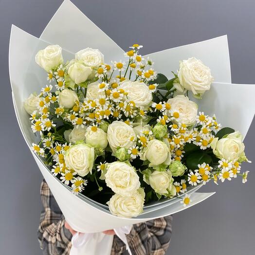 Букет пионовидные кустовые розы и ромашки