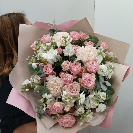 Букет роза пионовидная кустовая, диантус, маттиола кустовая маме директору