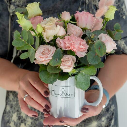 Цветочная композиция в кружке с, розой и эвкалиптом в подарочном пакете