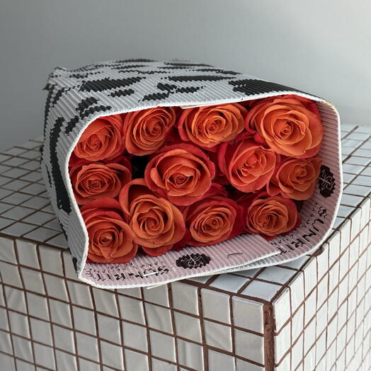 25 оранжевых роз в пачке