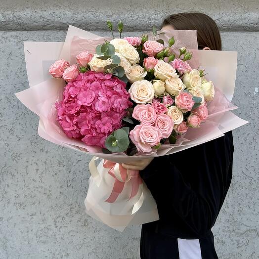 Авторский букет с гортензией, кустовыми пионовидными розами и диантусами