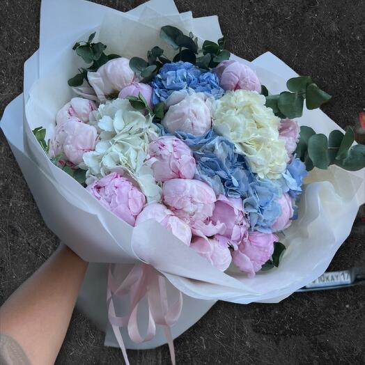 Восторг из пион и гортензии