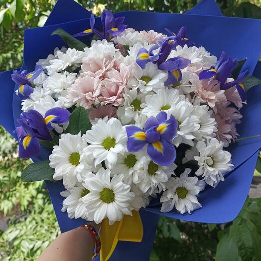 Букет из ирисов и хризантем в синей упаковке