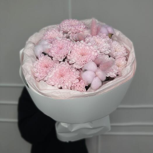 Розовые хризантемы с хлопком и лагурусом