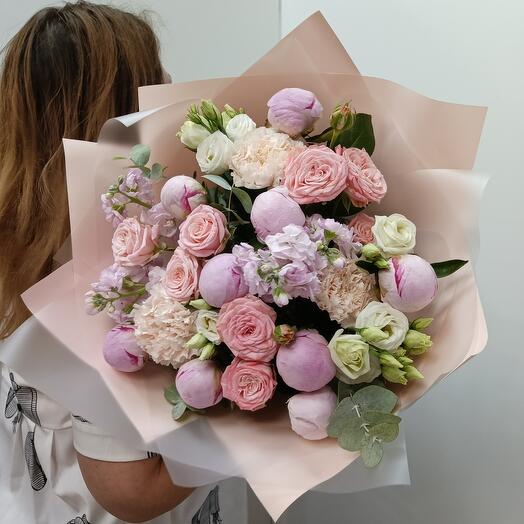Букет пион, маттиола, эустома, диантус , роза кустовая