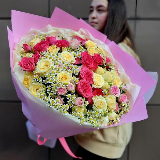 Букет Love is из кустовых роз