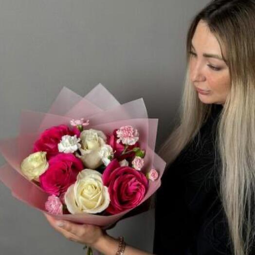 Сборный букет цветов из эквадора 7шт , гвоздики кустовой 5 шт, М