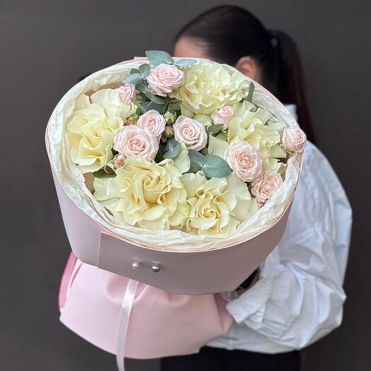 Нежный букет с белыми французскими и кустовыми пионовидными розами