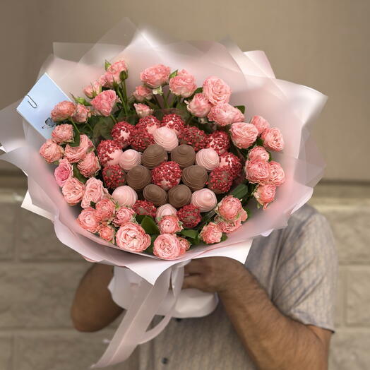 Букет с кустовыми розами и клубникой в шоколаде - нежность 🎀
