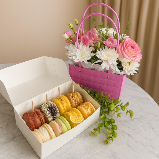 Букет цветов и бокс макарон