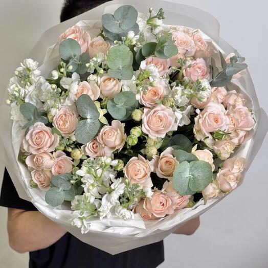 Авторский букет цветов Мятный персик от FlowersGo