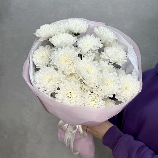 Букет из кустовых хризантем в розовой пленке