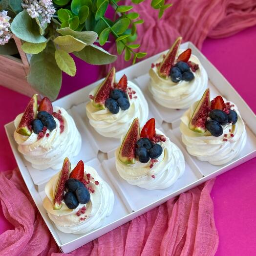 Пирожное Павлова с лимонным курдом, ванильным кремом и сезонными ягодами