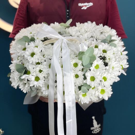 Корзина с ромашками и эвкалиптом