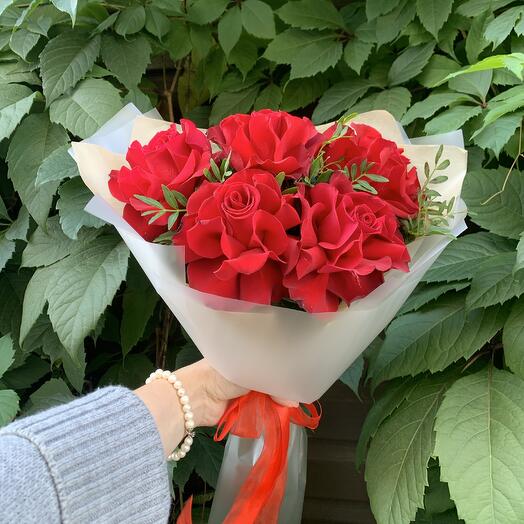 Букет алых роз в стильной упаковке