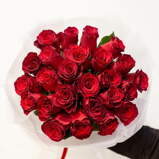 Um buquê de 25 rosas vermelhas