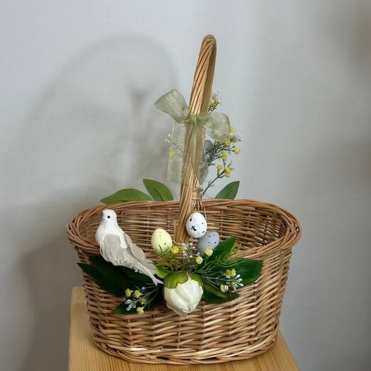Корзина с птицей и декоративными яйцами