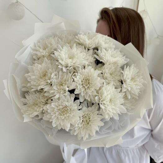 Букет белых хризантем в дизайнерской упаковке