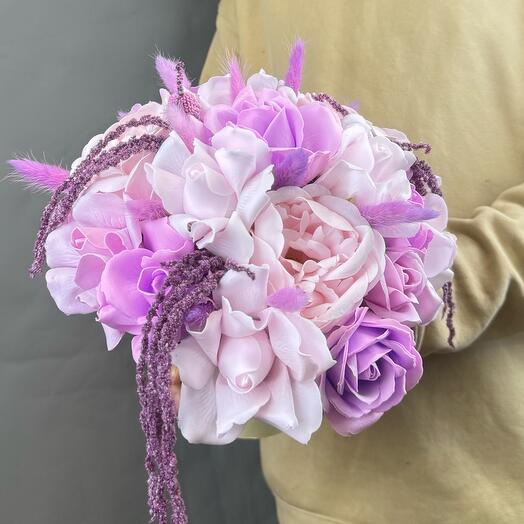 Композиция из мыльных цветов и сухоцветов