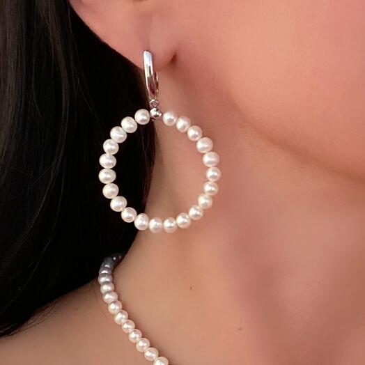 Pendientes de aro con perlas. Perla natural de grado AA