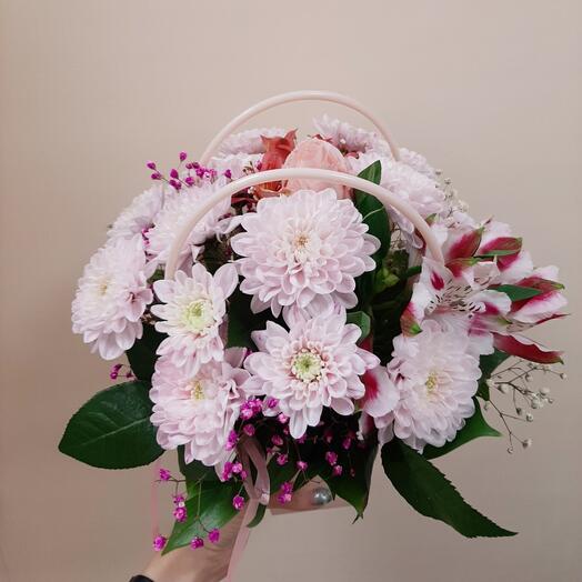 Корзина с розовой хризантемой