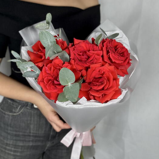 Букет красных роз NINA х5 и эвкалипт ️