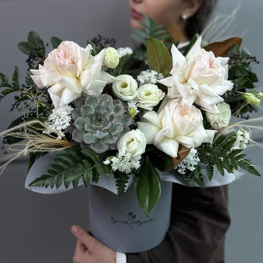 Коробка «Философский камень» (суккулент, пион. розы, лизиантус)