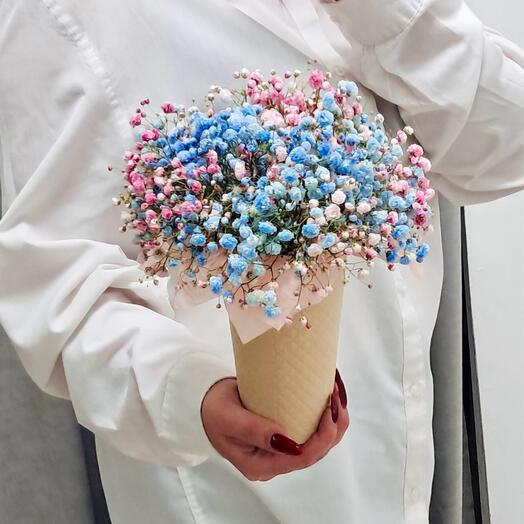 Gypsophila brillante en un vaso