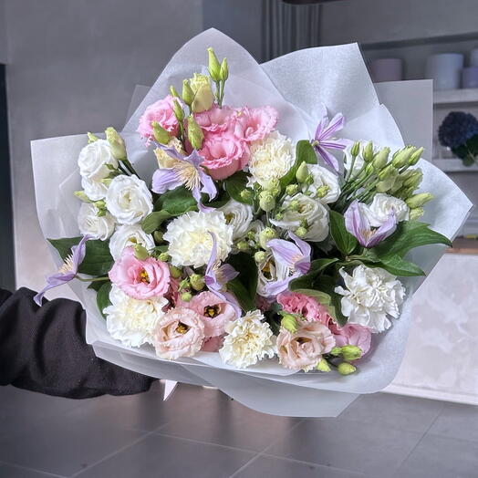 Bukiet mieszany z powojnikiem