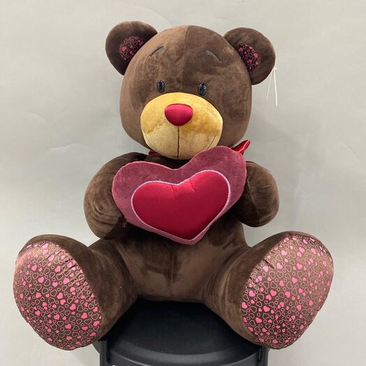 Большой медведь с красным сердцем
