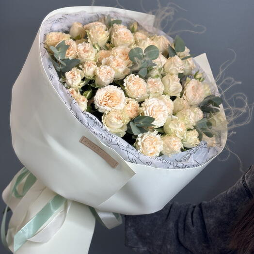 Букет кустовых роз с эвкалиптом 💛