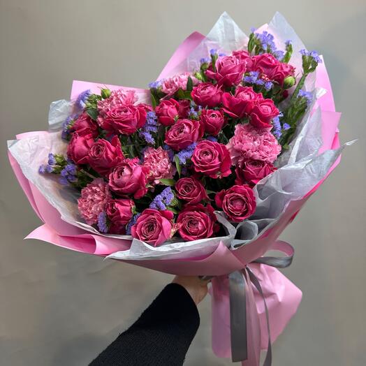 «Виктория» большой букет с кустовой пионовидной розой и статицей