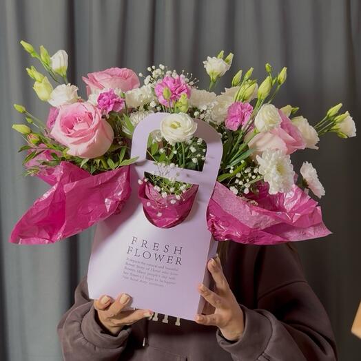 Цветы в коробке fresh flower c эустомой