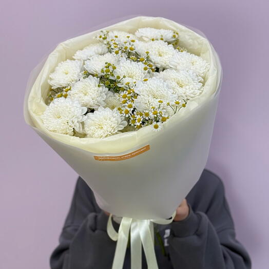 Букет из кустовой хризантемы Алтай и матрекарии (ромашки)