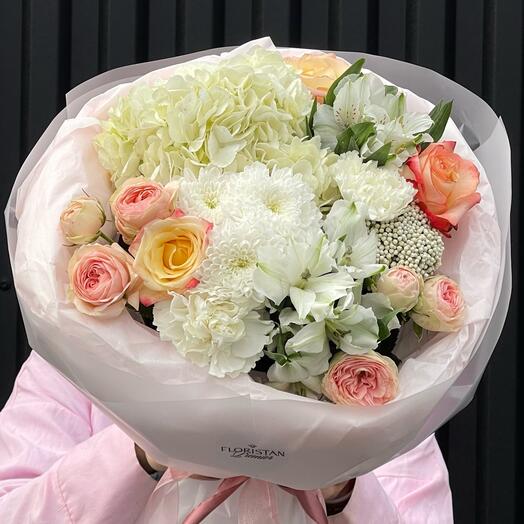 Белое облако с акцентными розами