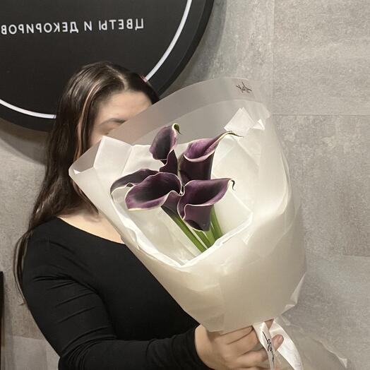 Темные каллы в лаконичной упаковке
