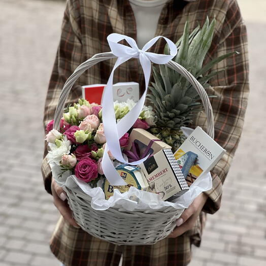 Цветы в корзине с сыром и сладостями «Женева»