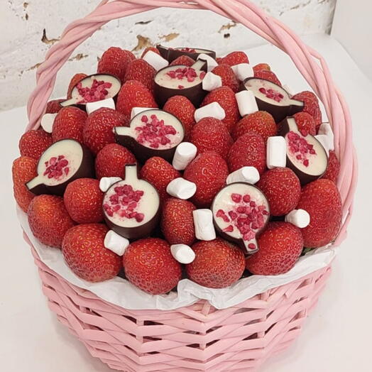 Корзина с клубникой и конфетами