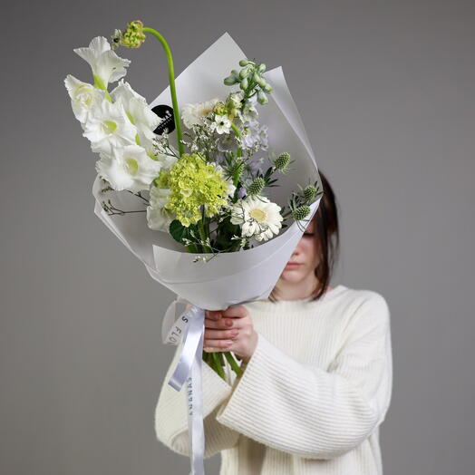 Авторский букет с гладиолусом и дельфиниумом