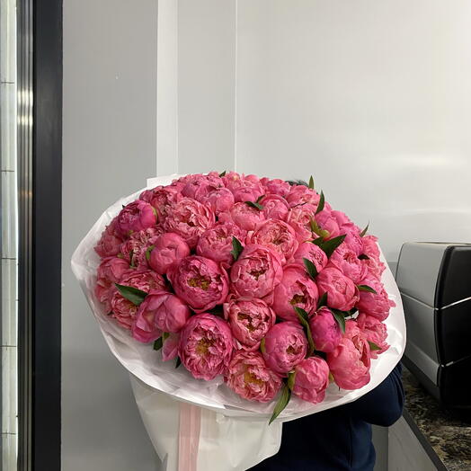 Букет из 51 каролловых пионов