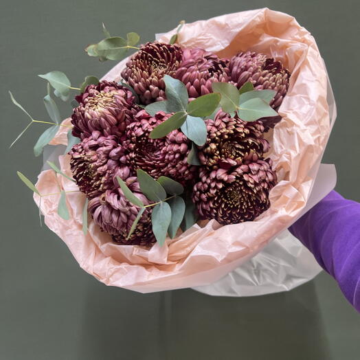 Букет из бордовых хризантем
