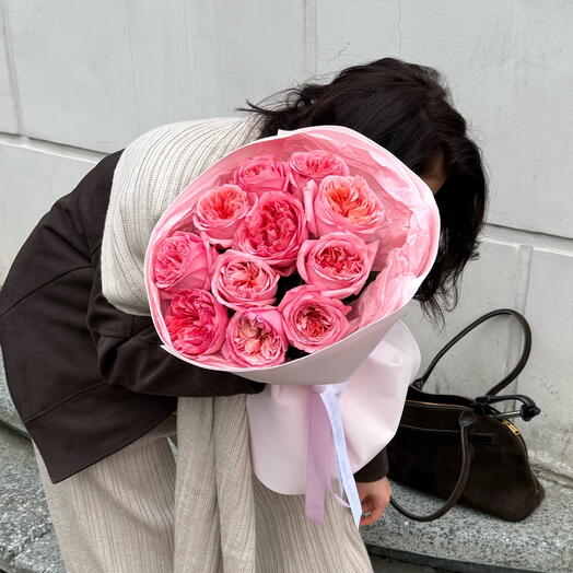 Букет от цветочного дома «TIFFANY» пионовидные розы pink expression в розовой упаковке