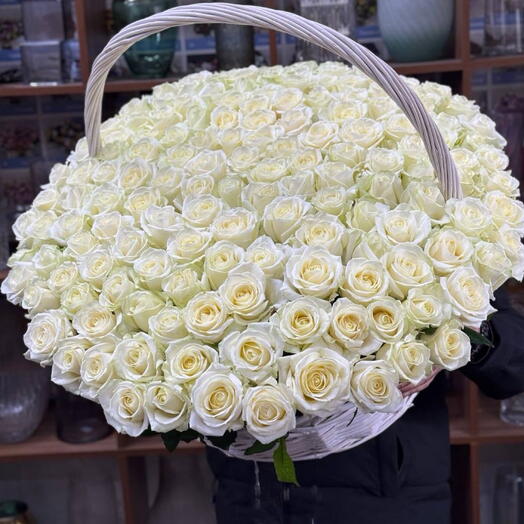 Корзина белых роз 151