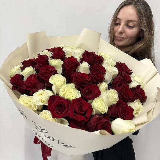 Букет из 51 розы с надписью I love you