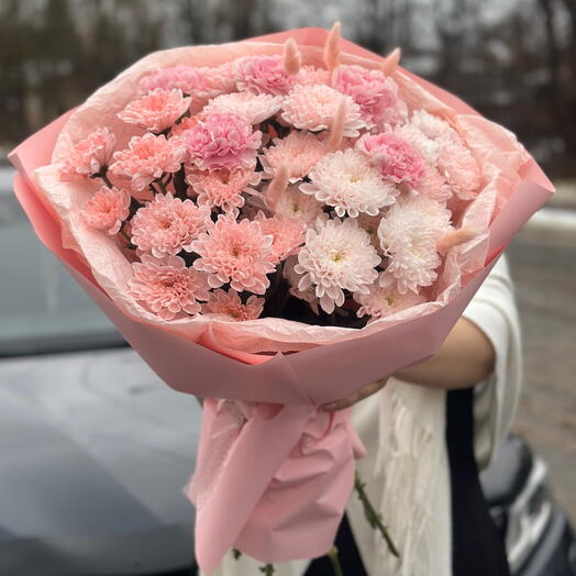 Букет «Персик» из кустовых хризантем Алтай, диантусов и лагуруса