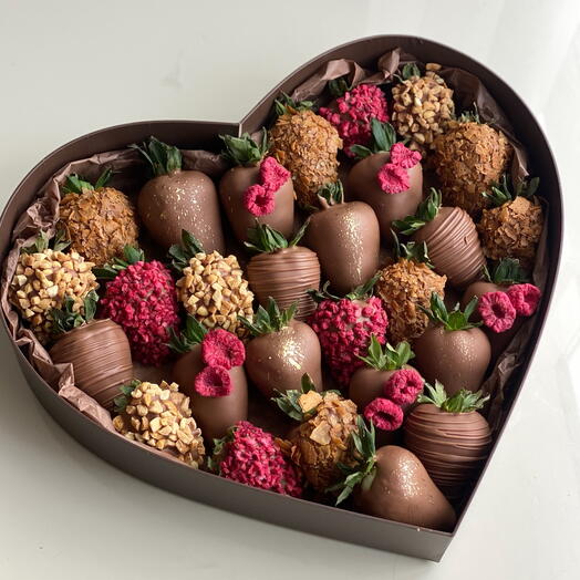 Клубника в шоколаде в коричневом сердце