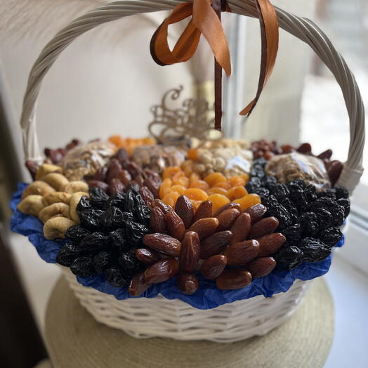 Корзина сухофруктов и орех