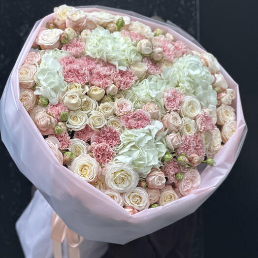 Гортензии с гвоздикой и кустовыми розами