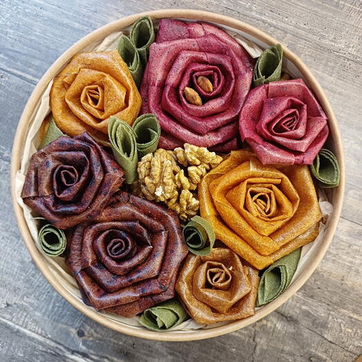 Круглая коробка с пастилой и сушеными фруктами