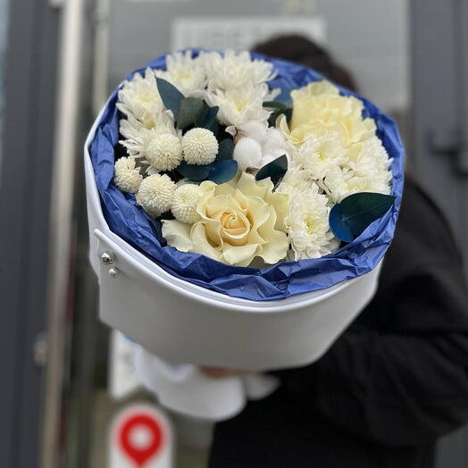 Букет белая французская Роза с хризантемой в стильной упаковке